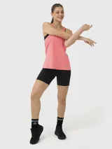 Musculosa deportiva negra de corte clásico con espalda racerback y logo pequeño en el ruedo.