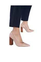 Zapatos de tacón color nude con estampado de piel de cocodrilo, punta fina y tacón de madera.