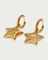 Par de aros dorados de acero quirúrgico hipoalergénico con baño en oro 18K, con forma de estrella inflada colgando de un aro pequeño.
