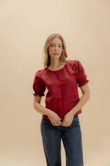 Blusa negra de lino con mangas abullonadas y puños elásticos.