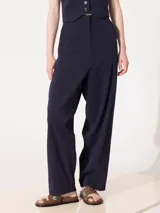 Pantalón azul con recortes pespunteados en el delantero y diseño de fit suelto con bota más angosta.