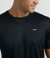 Remera deportiva blanca de poliéster, con cuello redondo, mangas cortas y recortes laterales.