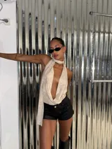 Body dorado con textura de piel de serpiente, escote halter y falda corta con volados.