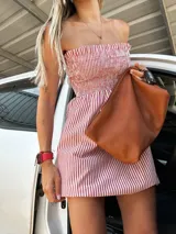 Vestido sin mangas de lino con estampado de rayas rojas y blancas, diseño ajustado con elástico en la parte superior.
