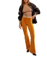 Pantalón acampanado de terciopelo color verde oscuro, con textura acanalada dispuesta en patrón chevron.