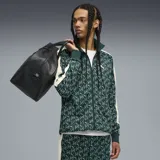 Campera deportiva Puma T7 AOP, color verde con estampado del logo de la marca en blanco. Presenta cierre frontal, cuello alto, bolsillos laterales y mangas largas con franjas blancas.