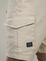 Bermuda de gabardina negra con bolsillos cargo laterales y corte recto.