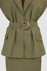 Conjunto color verde militar compuesto por un blazer sin mangas con cuello solapa, cierre cruzado con botón y cinturón con hebilla dorada, y una falda midi de corte recto.