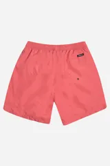 Short de baño liso color salmón, con cintura elástica y cordón de ajuste blanco. Posee bolsillos laterales y un bolsillo trasero. Lleva un pequeño logo triangular de goma en la parte inferior izquierda.