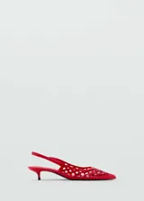 Zapato de tacón kitten color rojo, con punta fina y diseño troquelado.