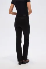 Pantalón de jean azul oscuro, de corte recto y tiro alto.