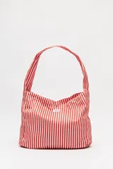 Bolso tipo tote bag de algodón a rayas rojas y blancas, con asas de hombro del mismo estampado.