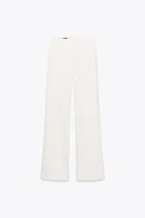 Pantalón blanco de tiro alto con corte acampanado.