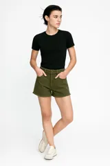 Short de jean color verde militar, de calce medio y ruedo desflecado.