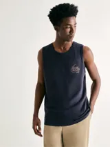 Musculosa celeste con estampa geométrica en el pecho.