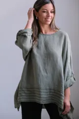 Blusa verde seco de lino, corte holgado, mangas 3/4 con botón y detalle de rayas horizontales en el ruedo.