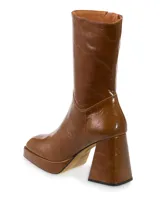 Bota de cuero color beige con caña media, plataforma y taco cuadrado.