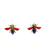 Aros pequeños con forma de mosca, hechos en base metálica dorada y resinas de colores.