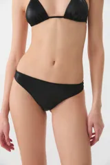 Colaless de traje de baño negro, corte clásico de tiro bajo.