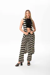 Pantalón de hilo con patrón zig zag en tonos negro y dorado.