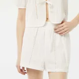 Short blanco con bordados y punto calado, de corte recto y cintura alta.