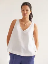 Musculosa color crema de lino, con escote en V y corte holgado.