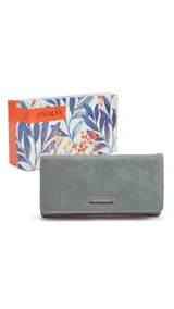 Billetera larga color gris con broche a presión. Interior tipo abanico con tres reparticiones, visor, tarjeteros, bolsillos internos y dos bolsillos con cierre. Monedero con cierre y visor atrás.