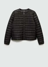 Campera puffer color verde oliva con cierre frontal y cuello alto.