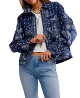 Chaqueta tipo camisa de tejido grueso, color azul marino con estampado tipo bandana en blanco y gris. Presenta cuello camisero, botones frontales y bolsillos de parche en el pecho.