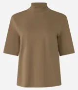 Remera femenina de algodón color marrón, con cuello alto en punto roma y mangas cortas con dobladillo.
