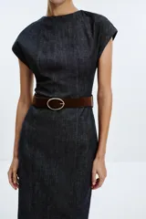 Vestido midi de denim azul, con cuello redondo, manga corta y cinturón marrón.