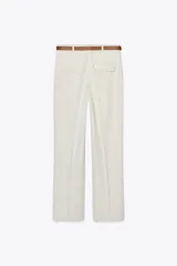 Pantalón negro de tiro alto con pernera recta, bolsillos frontales y falsos bolsillos con solapa en la espalda. Incluye cinturón marrón de cuero sintético.