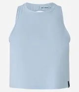 Musculosa deportiva celeste de microfibra texturizada, corte box, cuello redondo y espalda descubierta.