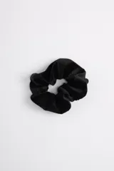 Coletero de pelo negro de terciopelo.