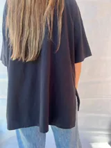 Remera negra oversize de algodón.