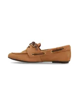Mocasín náutico color marrón confeccionado en 100% cuero, con cordones de cuero y suela de goma.