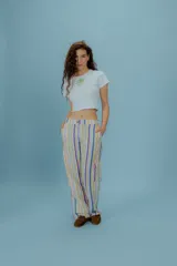 Remera blanca de algodón elastizado, corte crop y bordado a mano con mostacillas verdes en forma de trébol de cuatro hojas.