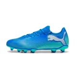 Championes de fútbol Puma Future 7 Play FG AG, color celeste con detalles en blanco y verde agua.