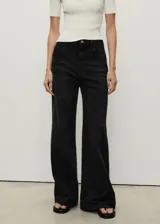 Pantalón de jean negro de corte wideleg, tiro alto, con cierre de cremallera y botón, cinco bolsillos y trabillas.