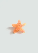 Pinza para el pelo con forma de estrella de mar, color naranja y amarillo con detalles de perforaciones.