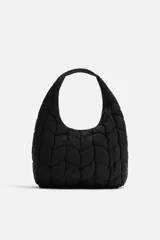 Bolso de hombro negro fabricado en tejido técnico acolchado con diseño geométrico. Tiene un compartimento principal con cierre mediante imán, un bolsillo plano y un bolsillo con cierre mediante cremallera en el interior.