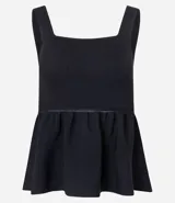 Blusa de punto color negro, con escote cuadrado, breteles anchos y corte peplum.