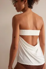 Top bandeau blanco con espalda descubierta.
