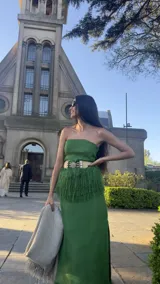 Corset verde de rafia con flecos y cinturón con apliques metálicos.