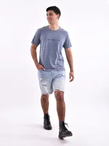 Remera celeste de corte recto y mangas cortas, con estampado pequeño en el pecho.