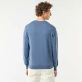 Sweater de punto azul con cuello redondo y mangas largas.