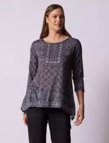 Blusa de modal estampado en tonos grises, marca Ruby Rd. Tiene corte holgado, mangas tres cuartos y cuello redondo. El frente está decorado con apliques de brillos.