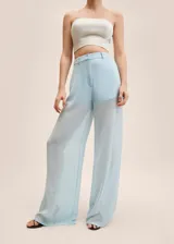 Pantalón celeste de tejido semitransparente y ligero, de corte recto, con trabillas, cierre de cremallera y botón.