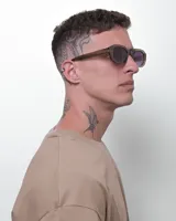 Anteojos de sol con armazón geométrico de acetato premium color verde translúcido y cristales polarizados con filtro UV 400.