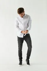 Camisa de vestir azul marino, de corte slim fit, manga larga y cuello clásico. Confeccionada en algodón y con logo bordado en el pecho.